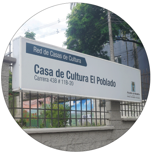 Aviso de ingreso de la Casa de la Cultura de El Poblado, espacio cultural de la Red de Casas de Cultura de Medellín, ubicado en la comuna 14.