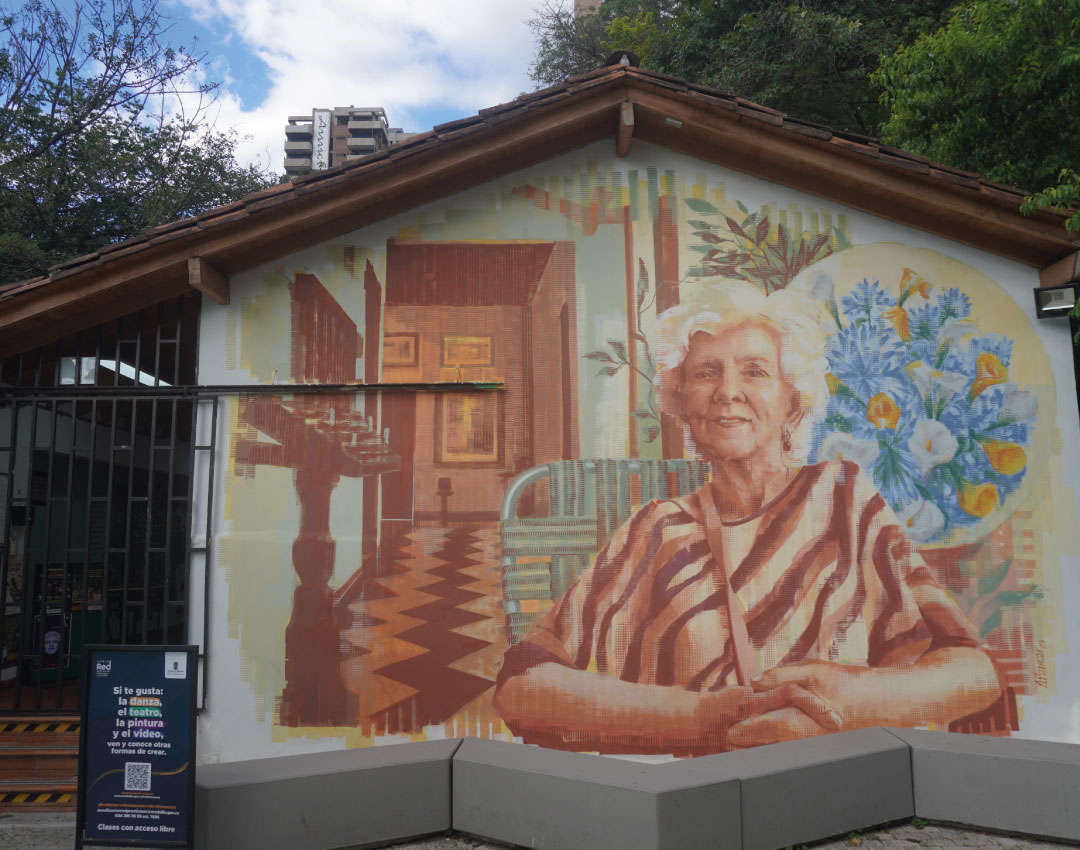 Mural en la fachada de la Casa de la Cultura de El Poblado en Medellín, uno de los principales espacios culturales y artísticos de la comuna 14.