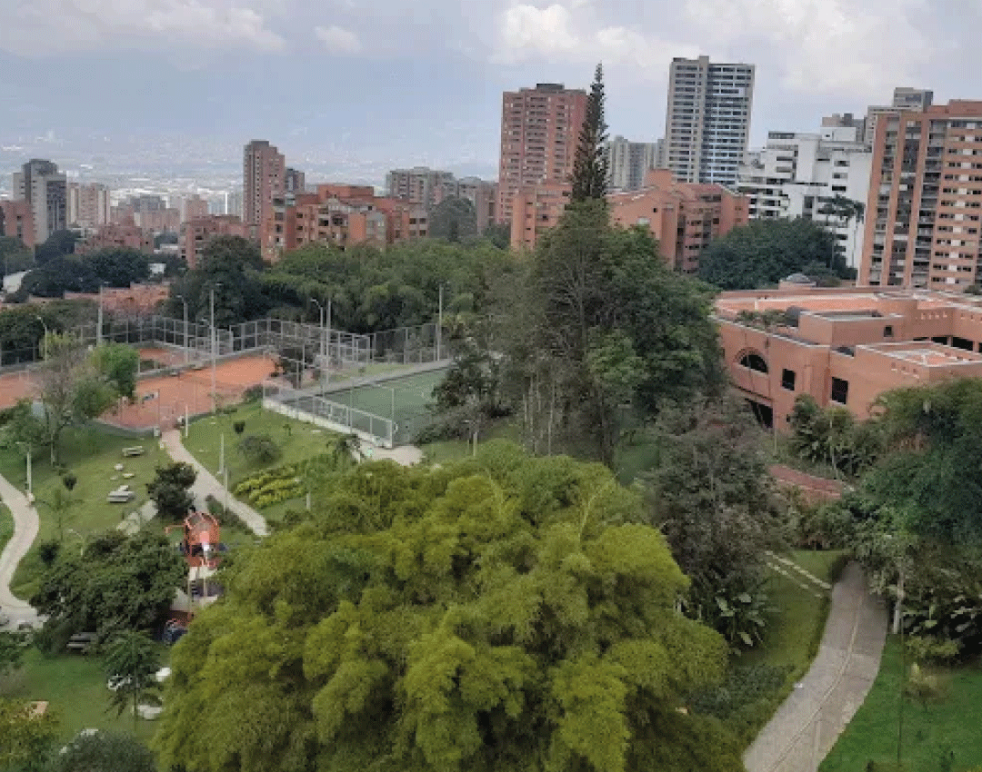 Vista panorámica del Parque Recreativo Providencia en El Poblado, Medellín, con zonas verdes, escenarios deportivos y el entorno urbano de la comuna 14.