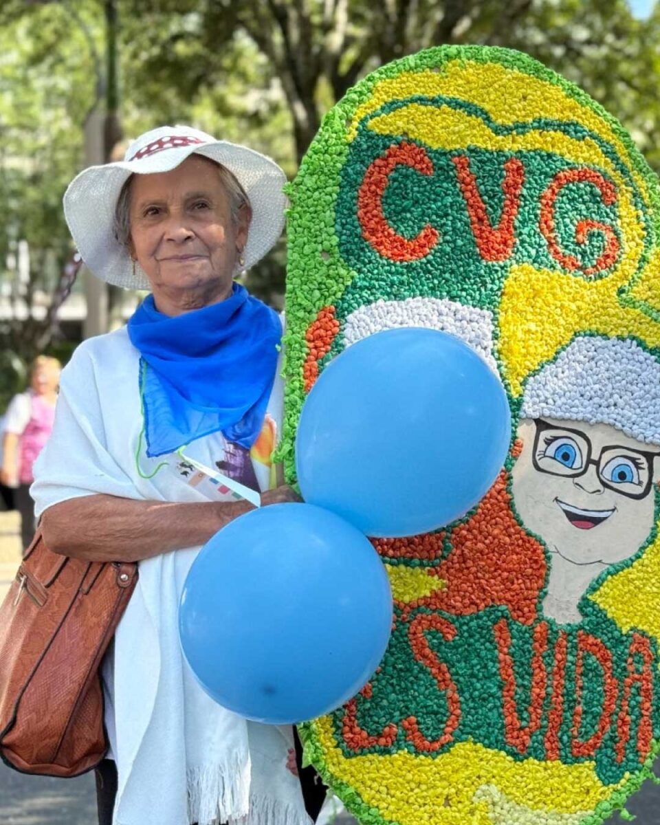 Personas mayores de El Poblado participan en la celebración del Mes del Adulto Mayor 2026 en la Comuna 14 de Medellín.