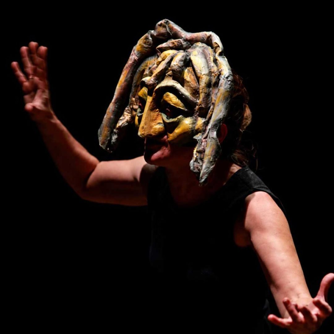 Artista con máscara durante una representación teatral que ilustra la Fiesta de las Artes Escénicas de Medellín 2026.